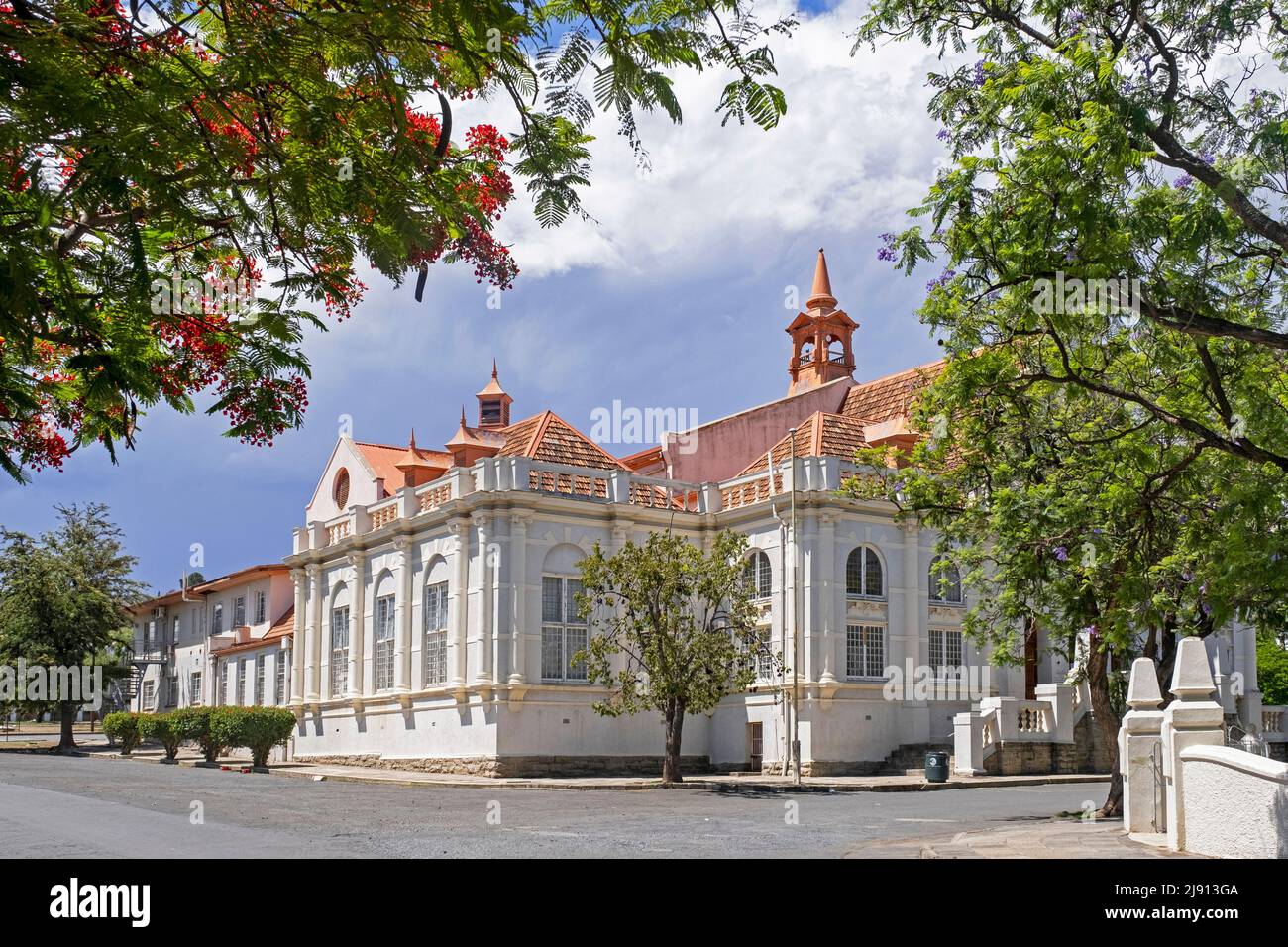 Victoriasaal / Victoria Hall, ayuntamiento de estilo renacentista flamenco en la ciudad de Graaff-Reinet, Cabo Oriental, Sudáfrica Foto de stock