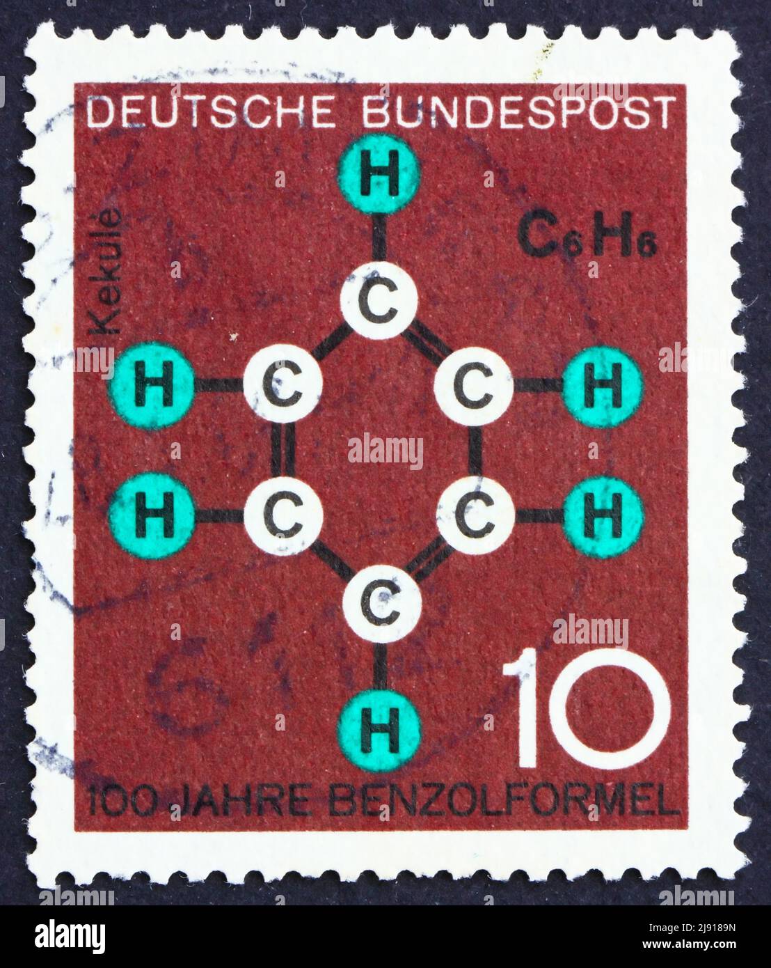 ALEMANIA - ALREDEDOR de 1964: Un sello impreso en Alemania muestra el anillo de Benzene, fórmula de Kekule, alrededor de 1964 Foto de stock
