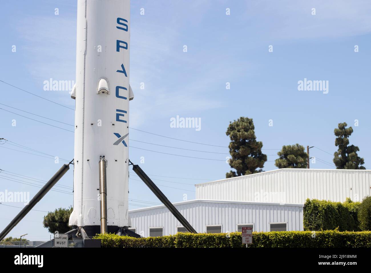 Primer plano del icono de Falcon-9 en el histórico propulsor volado y recuperado, una pantalla vertical permanente en la sede de SpaceX en Hawthorne... Foto de stock