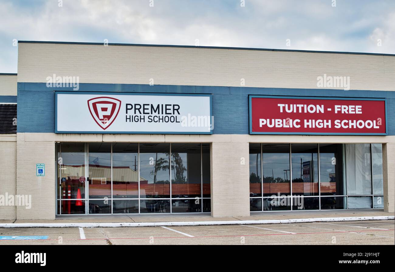 Houston, Texas USA 11-12-2021: Exterior y estacionamiento de la Escuela Secundaria Premier en Houston, TX. Institución educativa que ofrece programas de aprendizaje a medida. Foto de stock