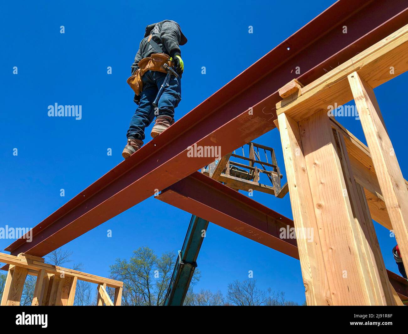 construcción de marcos de madera, colocación de viga metálica Foto de stock