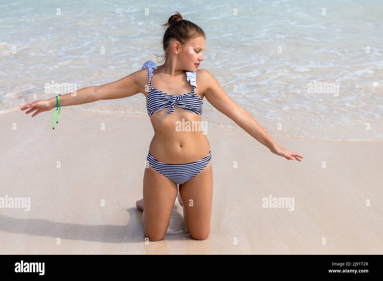 Linda niña en traje de baño fotografías e imágenes de alta resolución -  Alamy