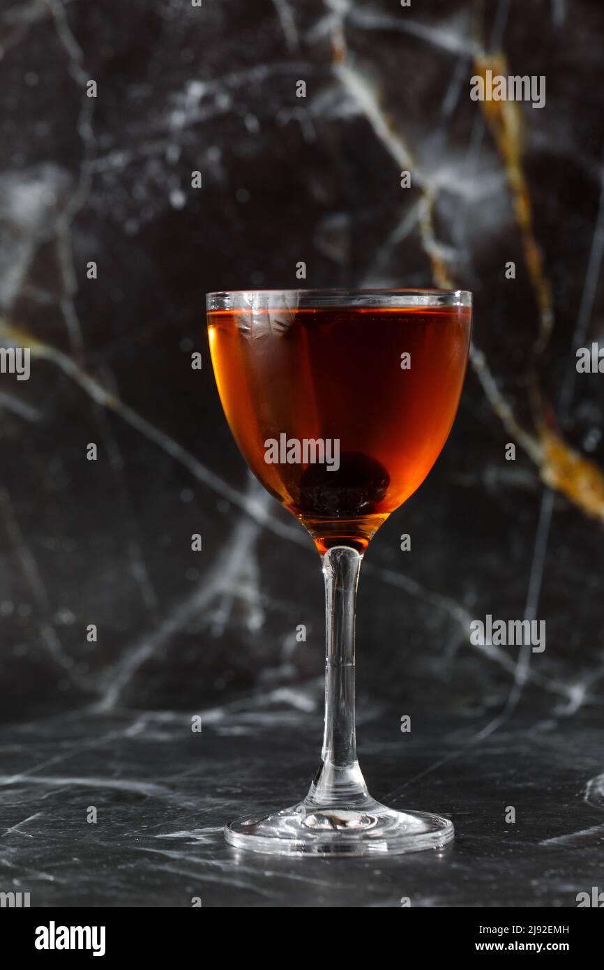 Cóctel casero Rob Roy con whisky escocés vermouth. Bebidas a base de whisky con cereza. Manhattan Fotografía stock - Alamy