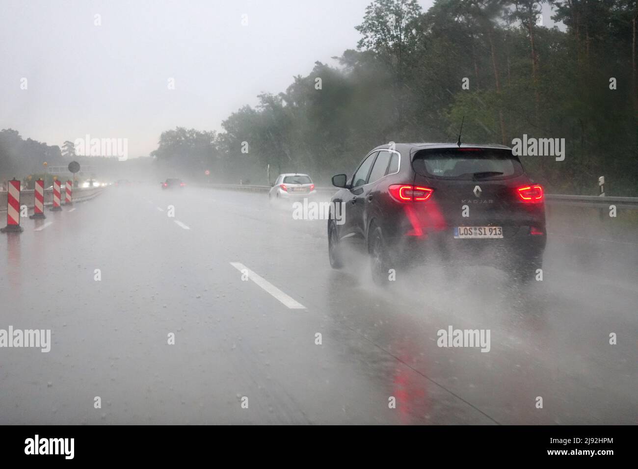 13.07.2019, Burg, Sajonia-Anhalt, Alemania - Pobre visibilidad en la carretera durante la lluvia. 00S190713D116CAROEX.JPG [VERSIÓN DEL MODELO: NO, VERSIÓN DE PROPIEDAD: N Foto de stock