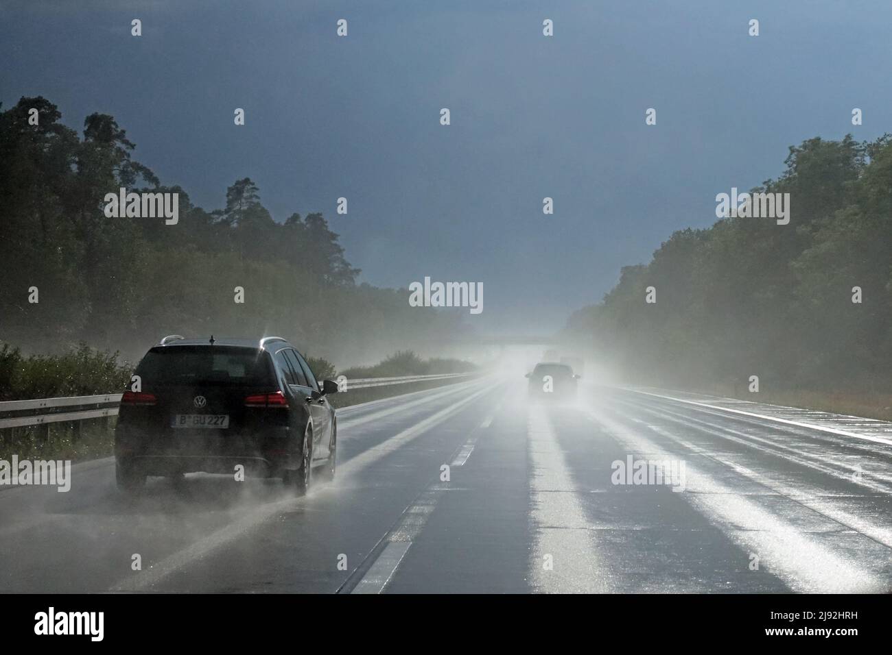 12.07.2019, Burg, Sajonia-Anhalt, Alemania - Pobre visibilidad en la carretera cuando llueve. 00S190712D114CAROEX.JPG [VERSIÓN DEL MODELO: NO, VERSIÓN DE PROPIEDAD: Foto de stock