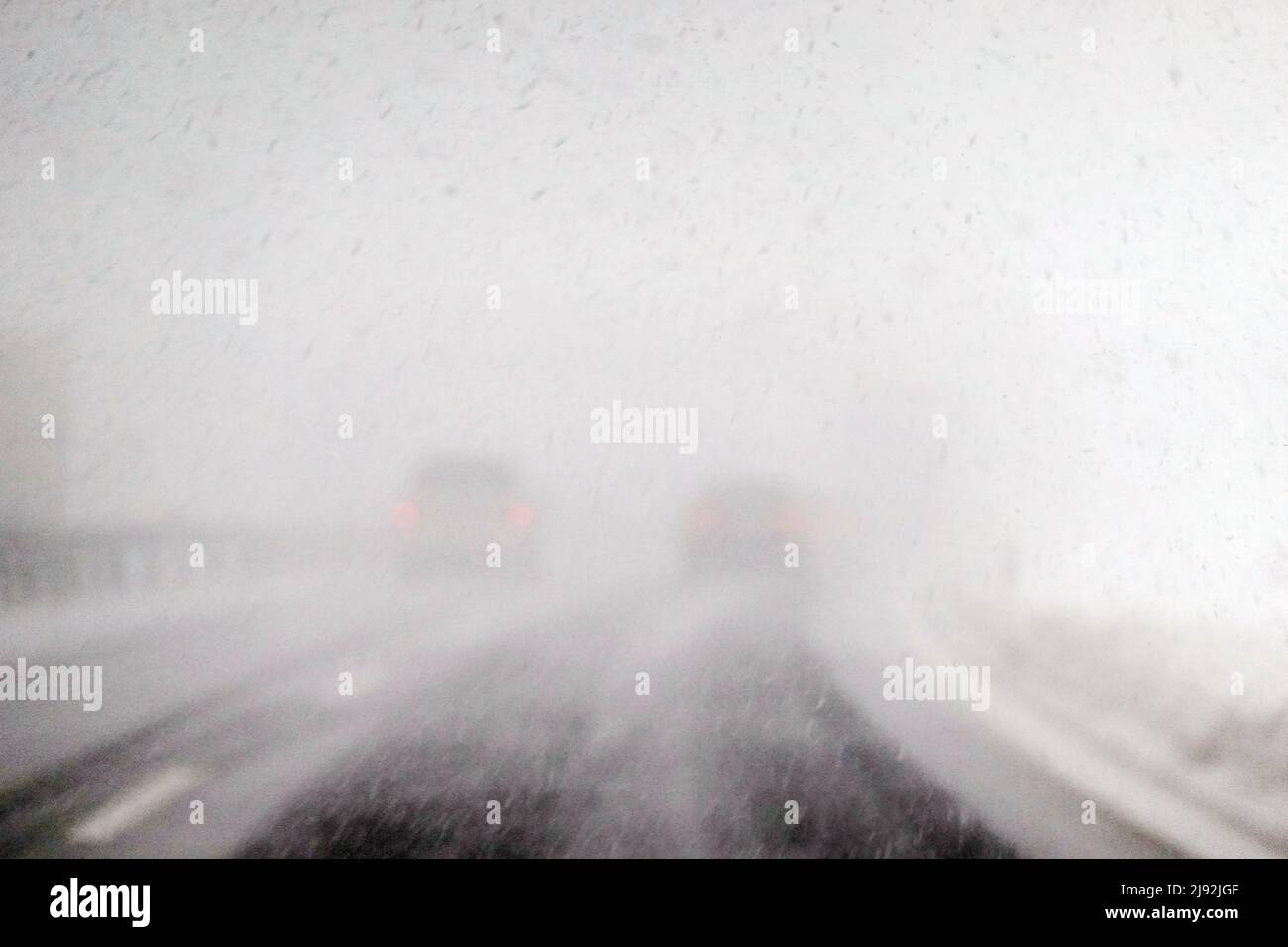 28.01.2022, Kufstein, Tirol, Austria - Pobre visibilidad en A12 en fuertes nevadas. 00S220128D707CAROEX.JPG [VERSIÓN DEL MODELO: NO, VERSIÓN DE PROPIEDAD: NO (C) Foto de stock