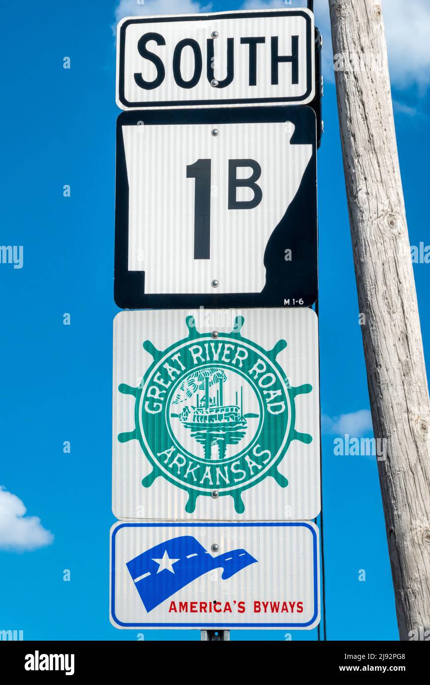 Señal de Great River Road National Scenic Byway en Marianna Arkansas en la señal de W Chestnut St. American Byways. Foto de stock