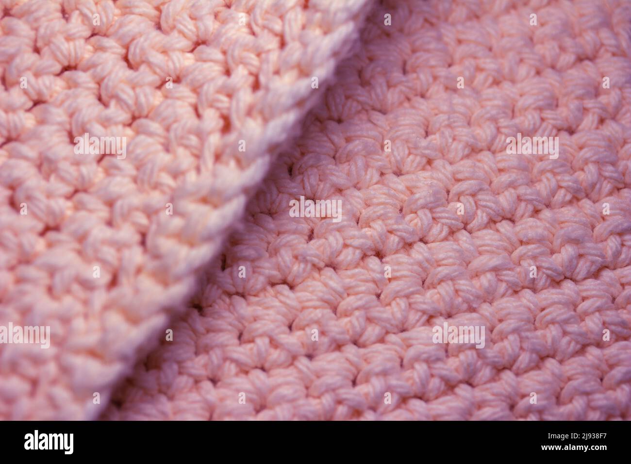 Foto Stock Hilos para tejer crochet y ganchillo con aguja sobre fondo  blanco aislado. Vista de frente