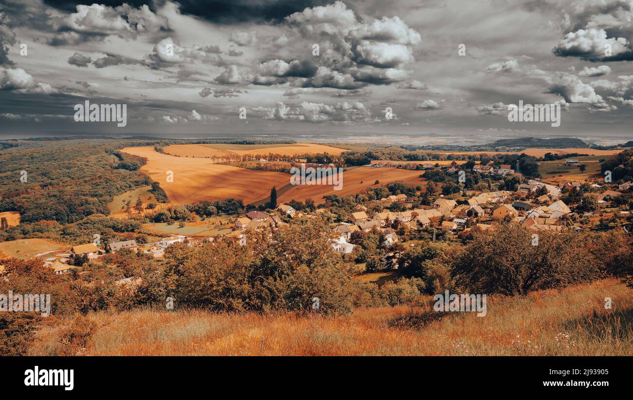 El pueblo de Klentnice, distrito de Breclav, Moravia, República Checa. Hermoso paisaje de un pueblo rodeado de colinas, campos y bosques. Foto de stock