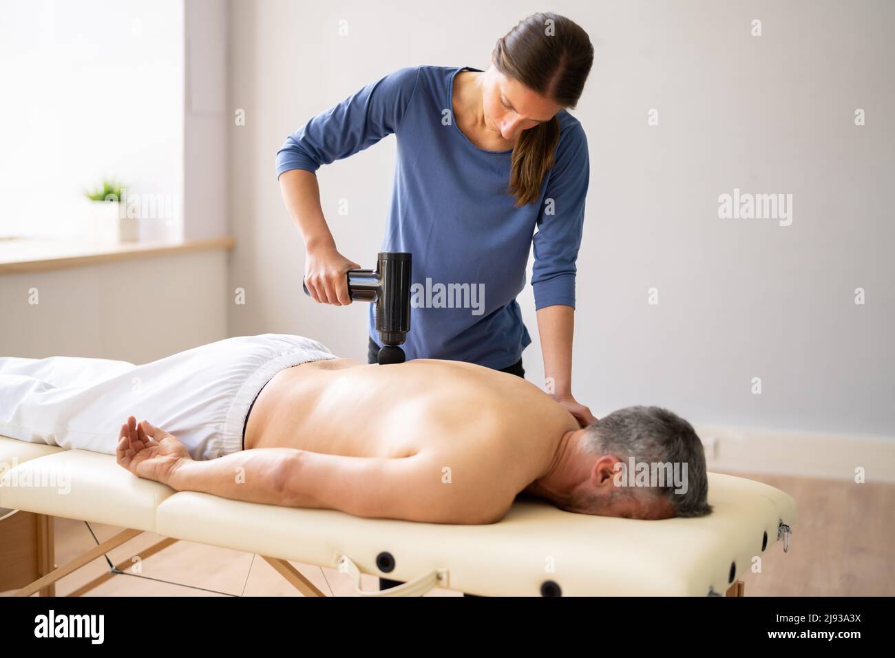 https://c8.alamy.com/compes/2j93a3x/maquina-de-pistola-de-masaje-para-terapia-de-recuperacion-muscular-2j93a3x.jpg