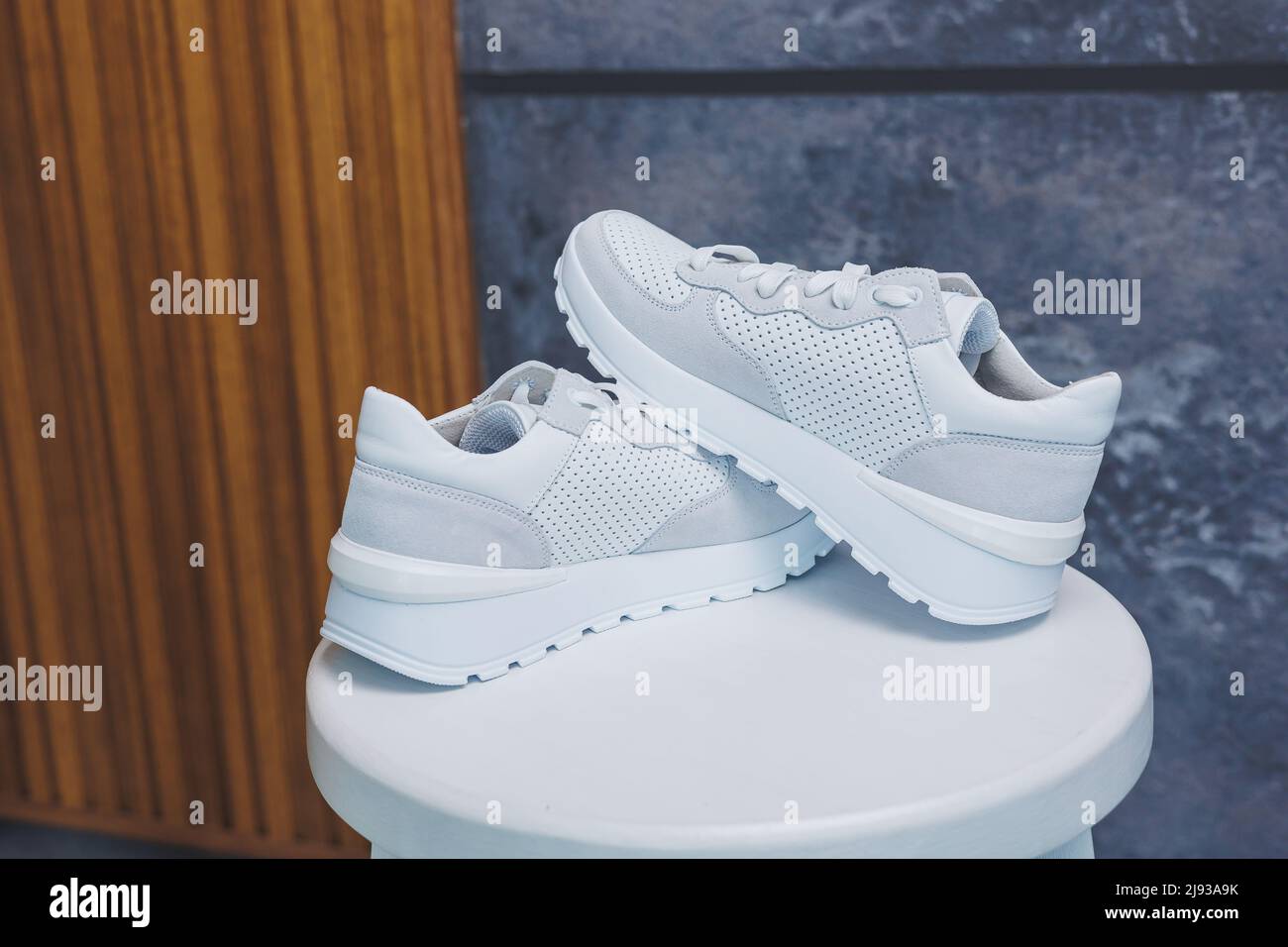 Primer plano sneakers de piel blanca para mujer. Nueva colección de zapatos de piel de para mujer de stock Alamy