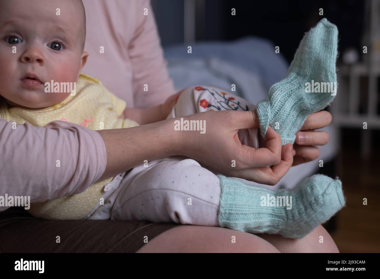 Small girl wearing socks fotografías e imágenes de alta resolución - Alamy