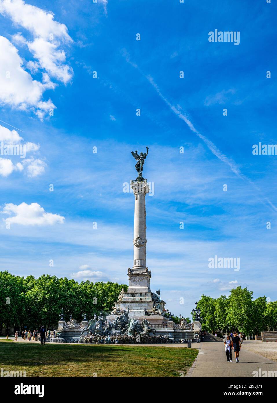 Monumento a los Girondins, Place des Quinconces, Burdeos, Francia - emblemático de la Revolución Francesa en Burdeos con el famoso monumento y fuentes Foto de stock