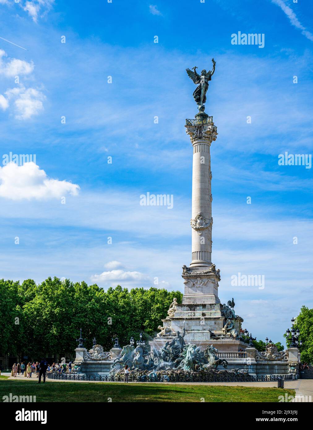 Monumento a los Girondins, Place des Quinconces, Burdeos, Francia - emblemático de la Revolución Francesa en Burdeos con el famoso monumento y fuentes Foto de stock