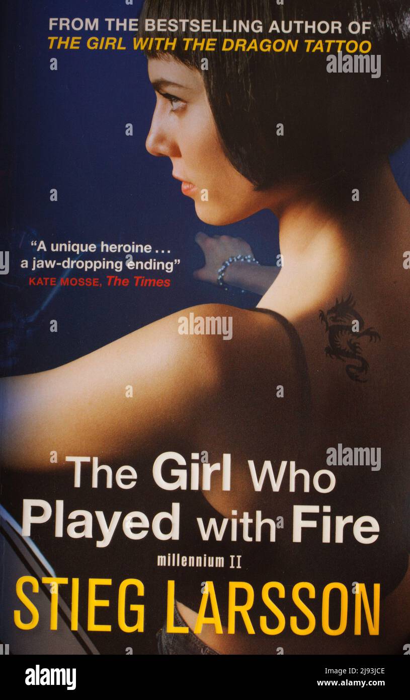 El libro Cover To, La chica que jugó con el fuego de Stieg Larsson Foto de stock