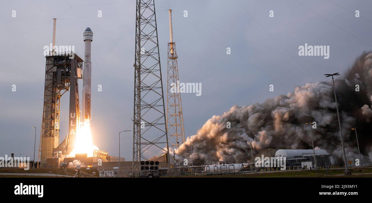 Cabo Cañaveral, Estados Unidos de América. 19 de mayo de 2022. El cohete Atlas V de la Alianza de Lanzamiento Unido, que transporta la nave espacial Boeing CST-100 Starliner, se levanta del Complejo de Lanzamiento Espacial 41, 19 de mayo de 2022, en Cabo Cañaveral, Florida. El exitoso ensayo de vuelo orbital 2 es la segunda prueba de vuelo sin tripulación y se acoplará a la Estación Espacial Internacional. Crédito: Joel Kowsky/NASA/Alamy Live News Foto de stock