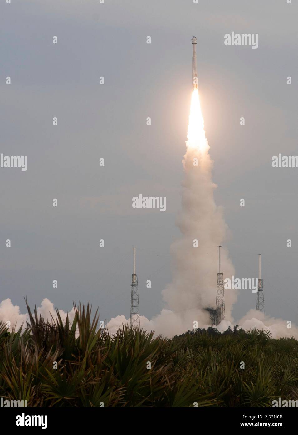 Cabo Cañaveral, Estados Unidos de América. 19 de mayo de 2022. El cohete Atlas V de la Alianza de Lanzamiento Unido, que transporta la nave espacial Boeing CST-100 Starliner, se levanta del Complejo de Lanzamiento Espacial 41, 19 de mayo de 2022, en Cabo Cañaveral, Florida. El exitoso ensayo de vuelo orbital 2 es la segunda prueba de vuelo sin tripulación y se acoplará a la Estación Espacial Internacional. Crédito: Joel Kowsky/NASA/Alamy Live News Foto de stock