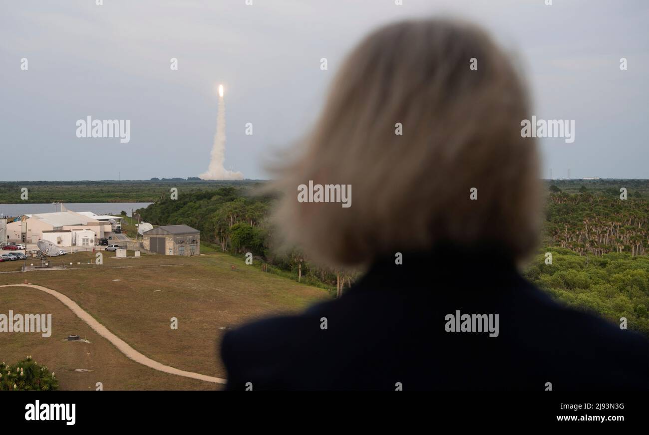 Cabo Cañaveral, Estados Unidos de América. 19 de mayo de 2022. El Administrador Adjunto de la NASA, Pam Melroy, en el centro, observa el cohete Atlas V de la Alianza de Lanzamiento Unida que transporta la nave espacial Boeing CST-100 Starliner, despegarse del Complejo de Lanzamiento Espacial 41, 19 de mayo de 2022 en Cabo Cañaveral, Florida. El exitoso ensayo de vuelo orbital 2 es la segunda prueba de vuelo sin tripulación y se acoplará a la Estación Espacial Internacional. Crédito: Joel Kowsky/NASA/Alamy Live News Foto de stock