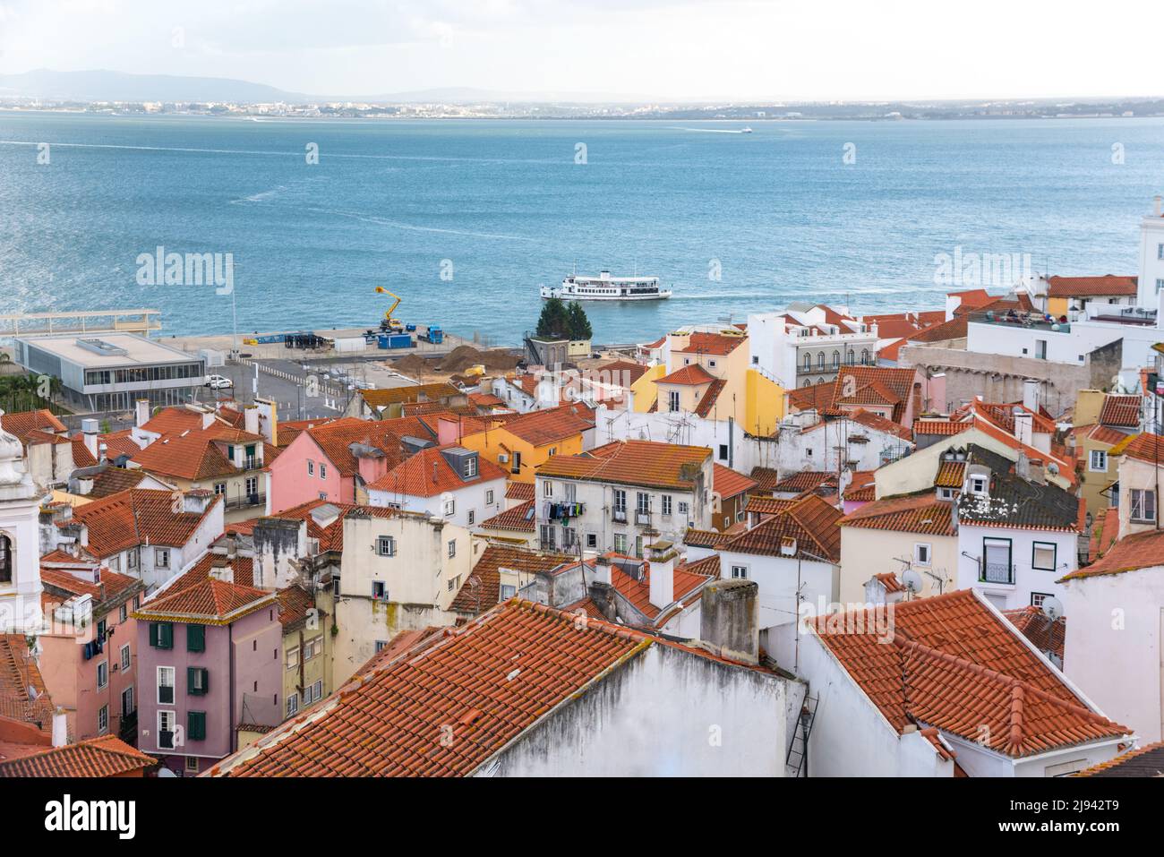 El centro histórico de Lisboa y el mar. Calles en el día de verano Foto de stock