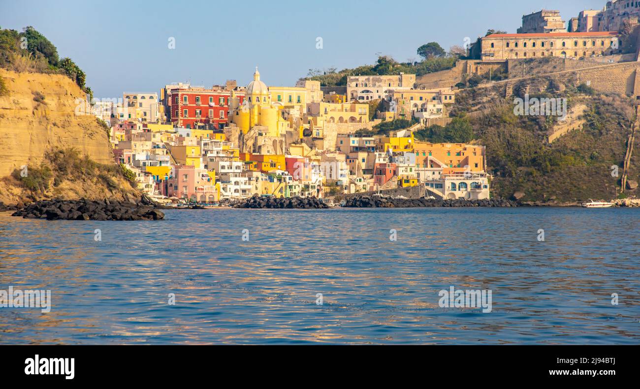 Vista aérea de la aldea de pescadores de Corricella en la isla de Procida, Nápoles Italia Foto de stock