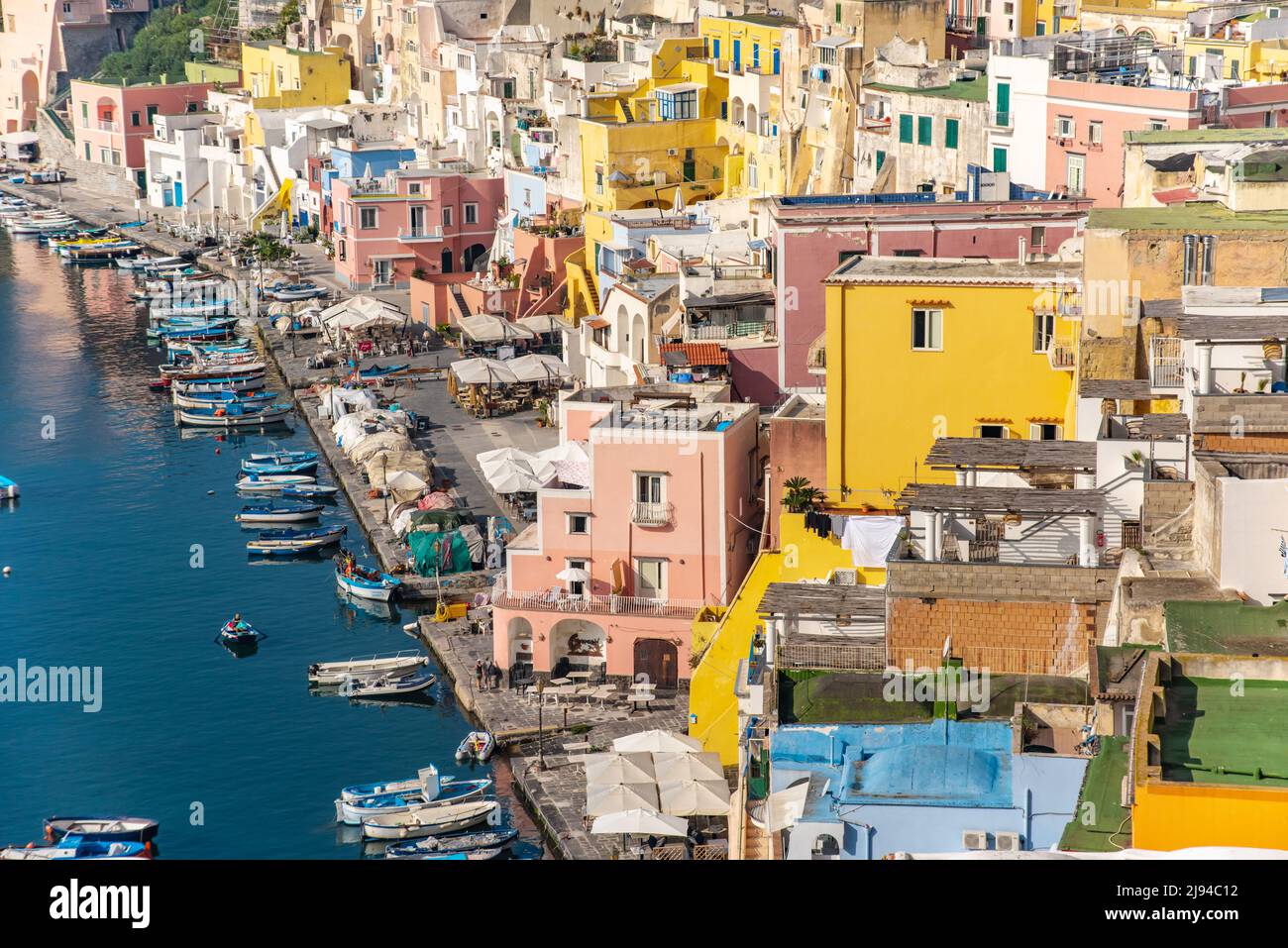Vista aérea de la aldea de pescadores de Corricella en la isla de Procida, Nápoles Italia Foto de stock