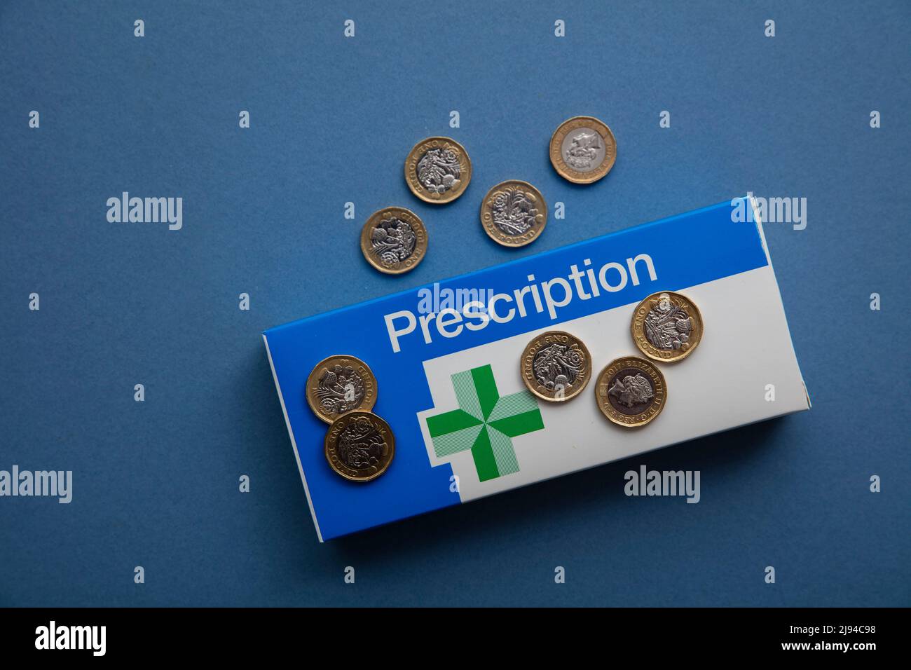 OXFORD, Reino Unido - Mayo 2022: NHS prescripción médica envase con dinero. Concepto de coste sanitario Foto de stock
