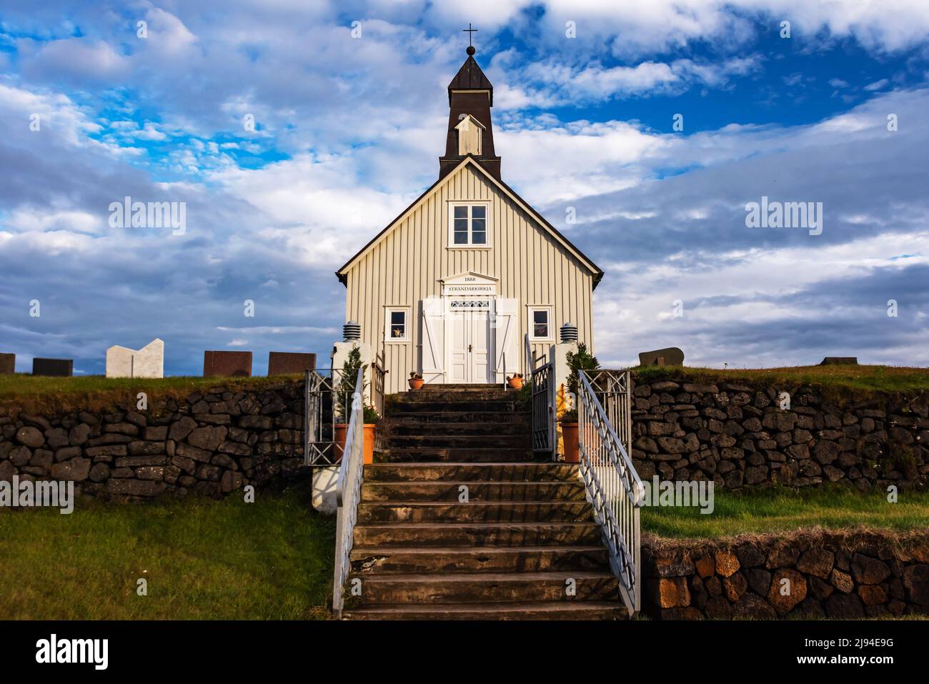 La Iglesia de madera en la costa sur de Islandia, llamada Strandarkirkja Foto de stock