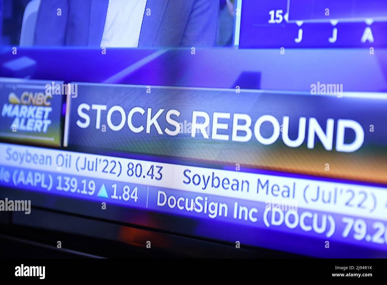 Un monitor muestra las noticias del mercado en una planta de operaciones en  la Bolsa de Valores de Nueva York (NYSE) en Manhattan, Nueva York, EE.UU.,  20 de mayo de 2022. REUTERS/Andrew