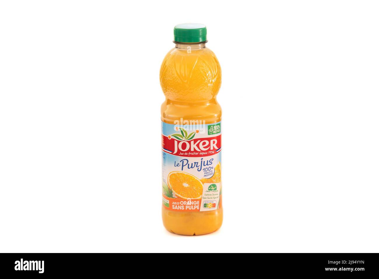 botella de jugo de naranja de la marca joker aislada sobre un fondo blanco  Fotografía de stock - Alamy