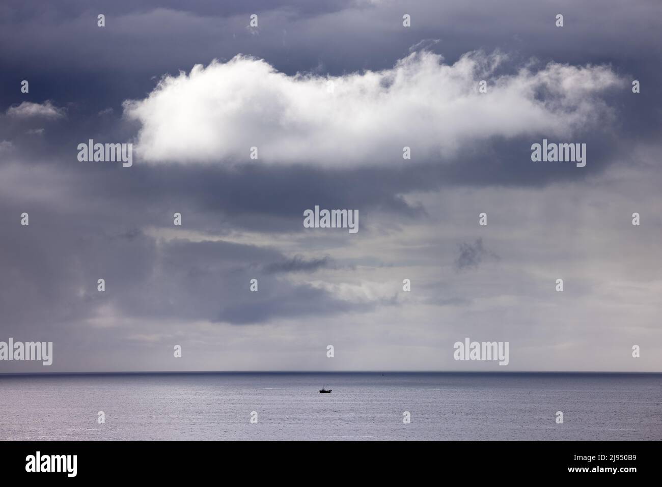 Un barco en la costa oeste de Mainland, Orkney Isles, Escocia, Reino Unido Foto de stock