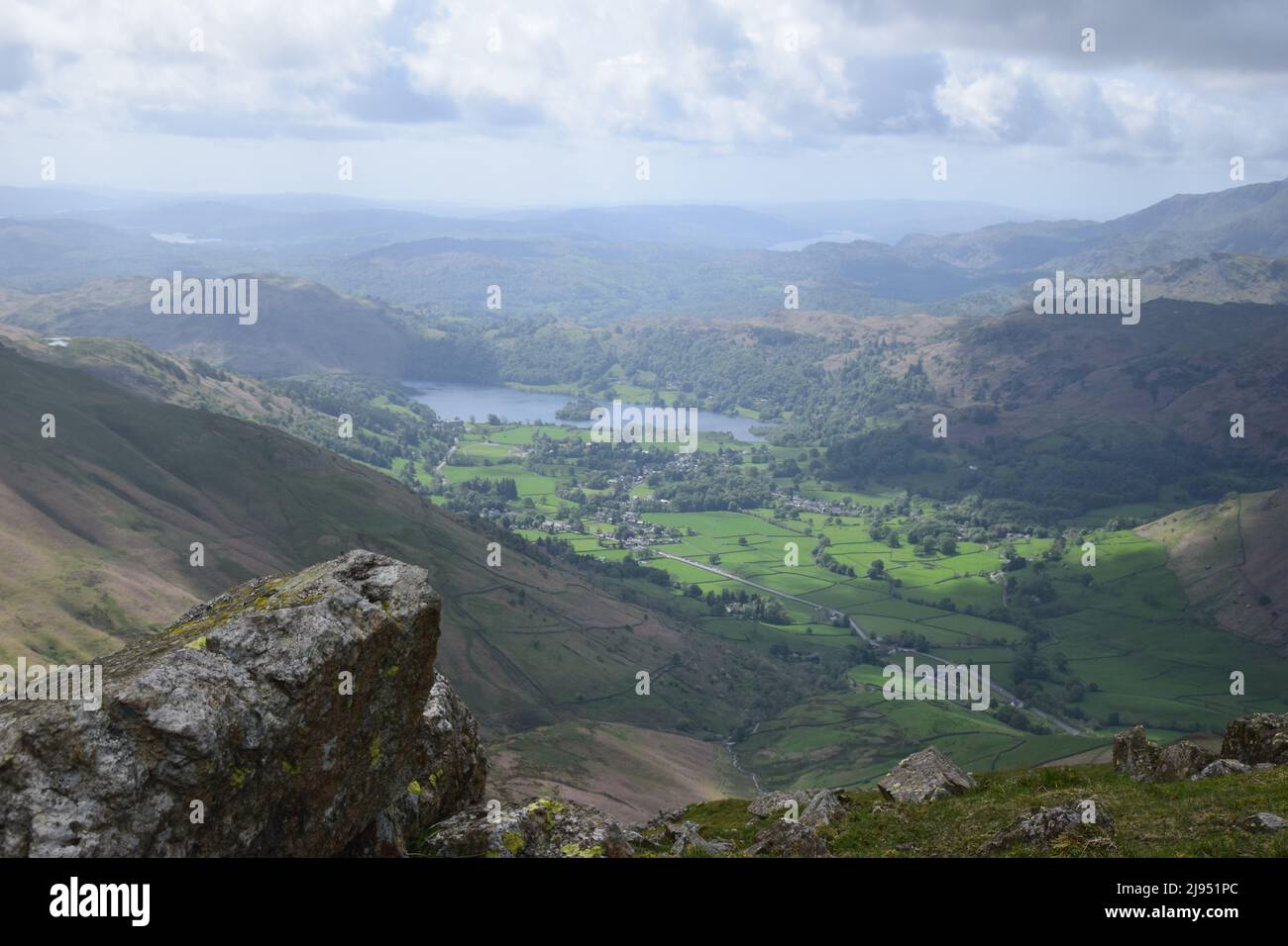Vistas de Grasmere como descendente desde la cima de Seat Sandal, English Lake District. Foto de stock