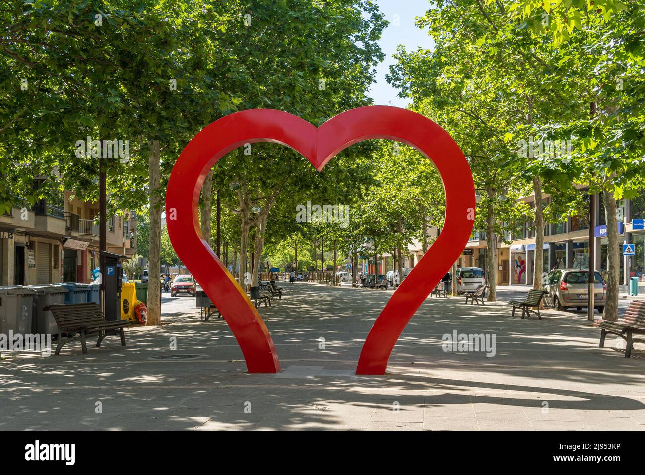 Manacor, España; mayo de 14 2022: Escultura urbana en forma de corazón rojo, situada en el centro histórico de la ciudad mallorquina de Manacor, España Foto de stock