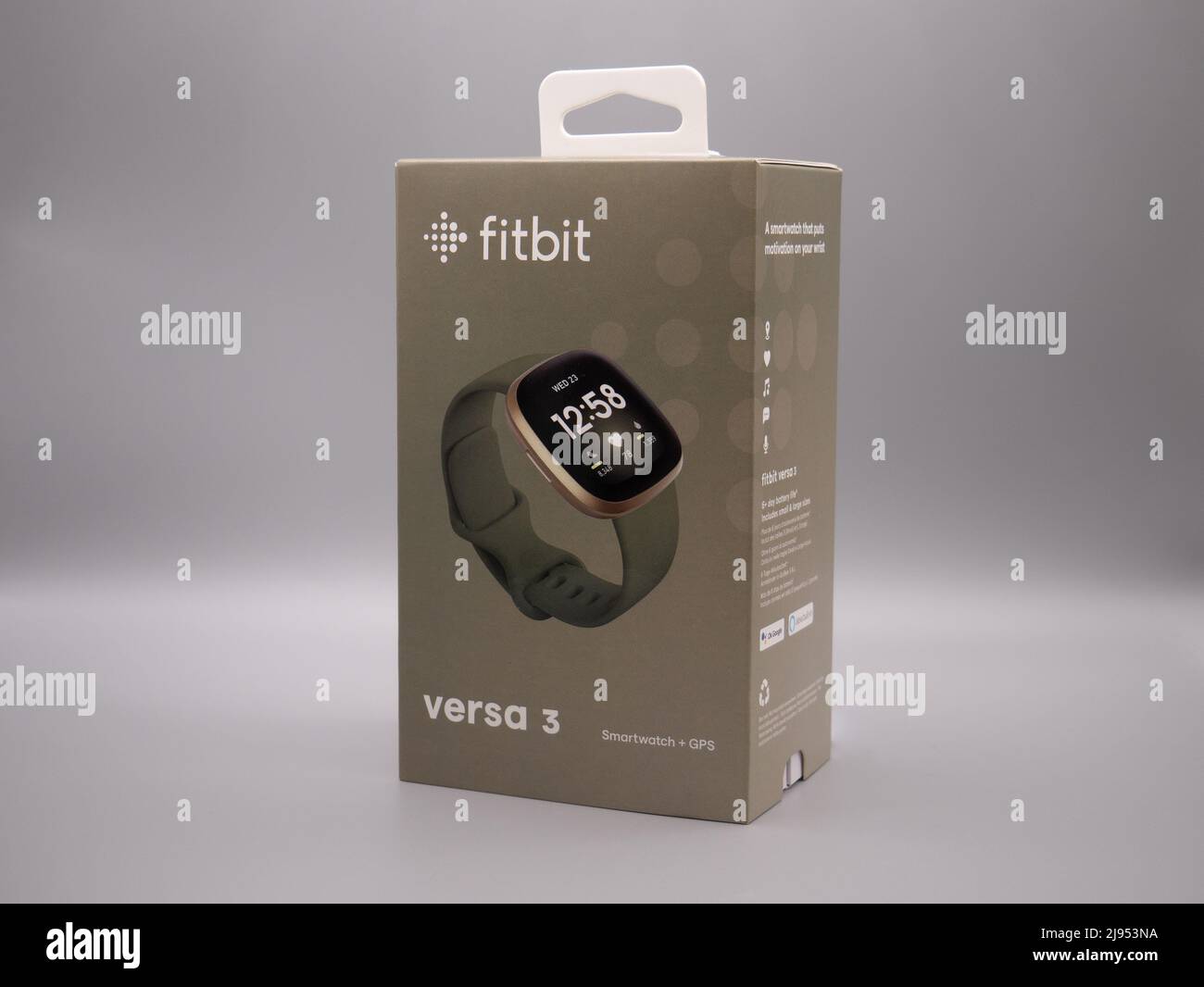 Mayo de 2022, Reino Unido: Fitbit Versa 3 Olive Green Caja de embalaje al  por menor sobre fondo gris Fotografía de stock - Alamy