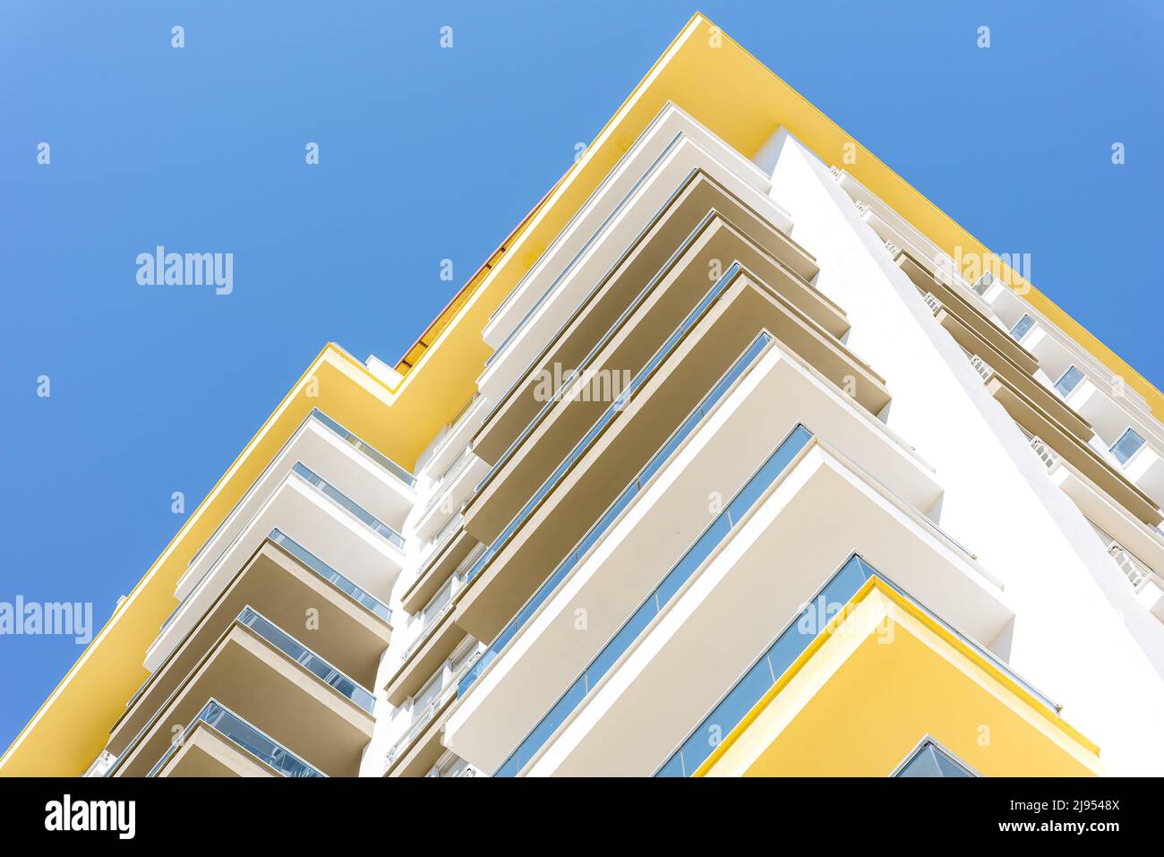Arquitectura abstracta. Vista de un edificio residencial desde un ángulo bajo. Foto de stock