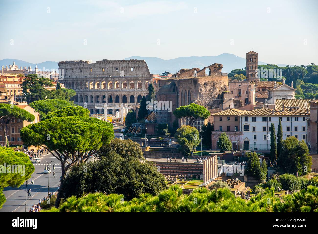 Foro Romanum y vista del Coliseo desde el Monte Capitolino en Italia, Roma Foto de stock