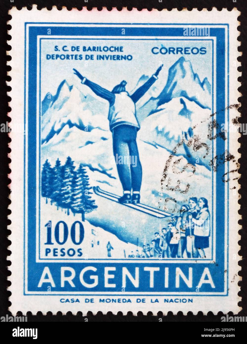 ARGENTINA - ALREDEDOR de 1961: Un sello impreso en la Argentina Shows Ski Jumper, alrededor de 1961 Foto de stock
