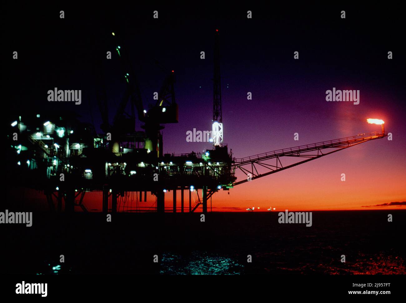 Australia. Estrecho de Bass. Plataforma petrolífera offshore. Kingfish B por la noche. Foto de stock