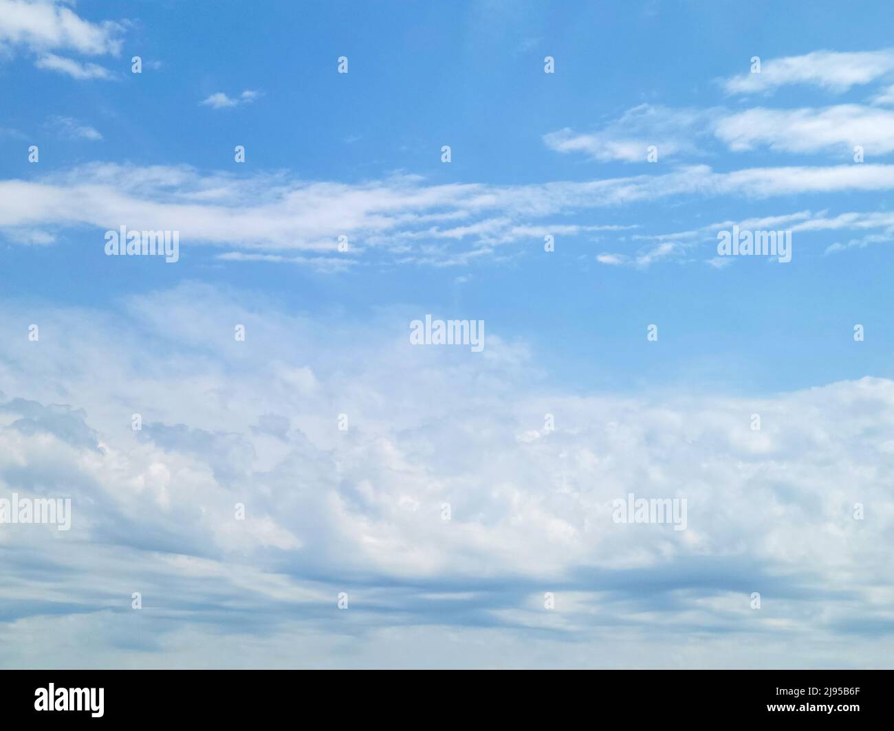 Varias formas de nubes blancas en el cielo azul de verano Foto de stock