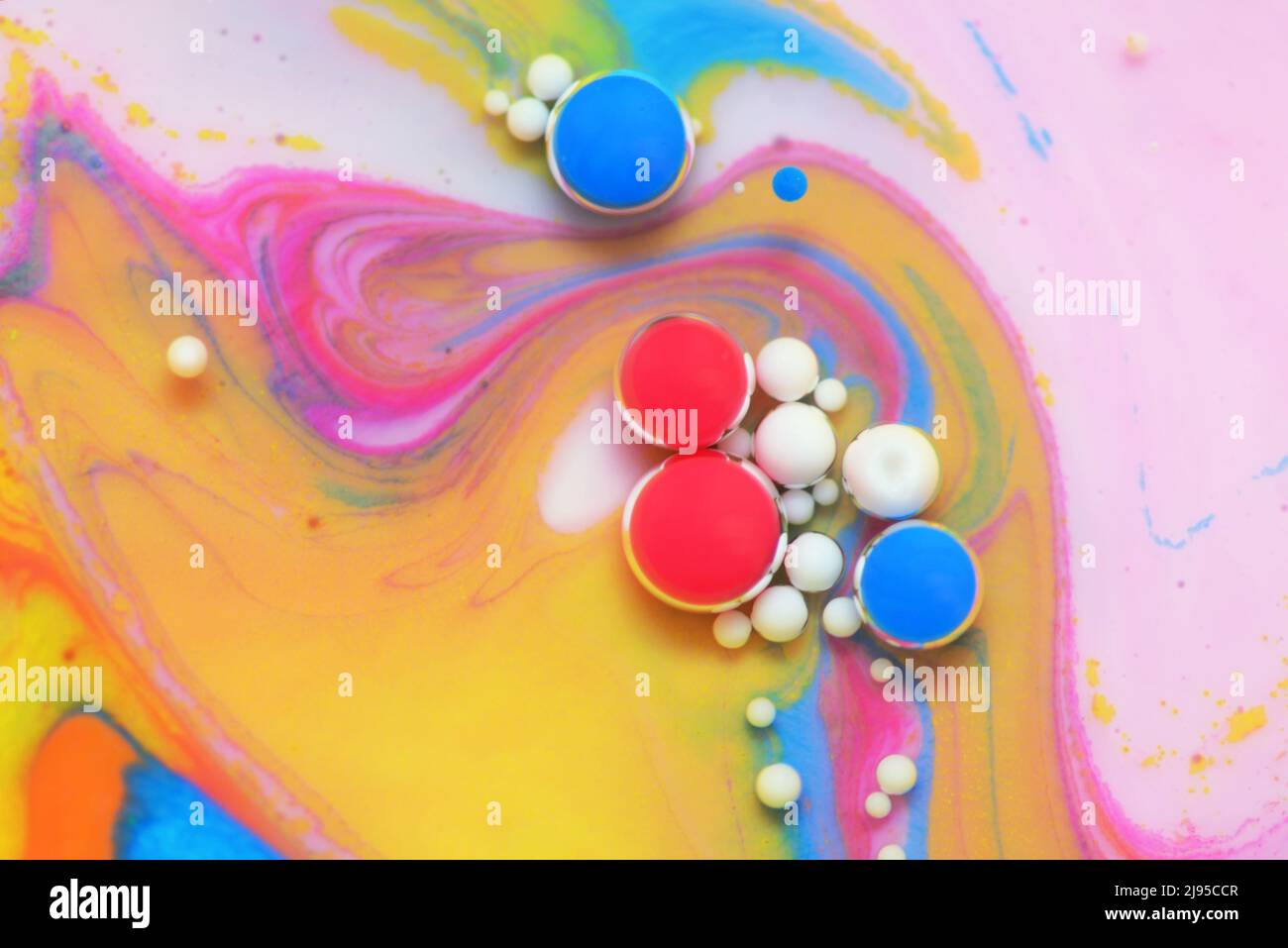 Agua, leche y aceite closeup colorido abstracto Foto de stock