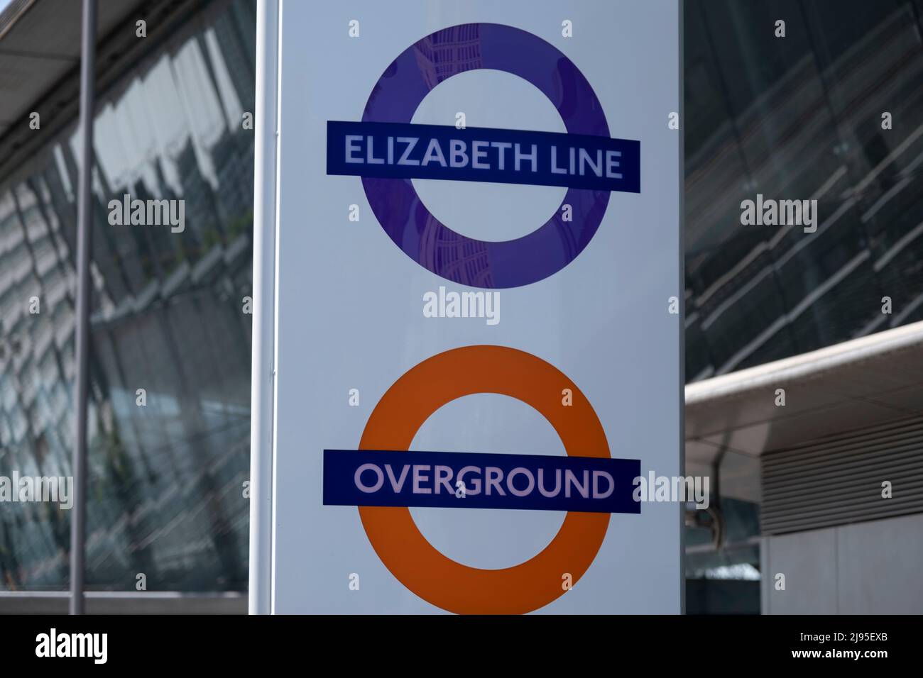 Señal fuera de la estación de Stratford para la Elizabeth Line y Overground el 18th de mayo de 2022 en Londres, Reino Unido. La línea Elizabeth va a prestar servicios en Crossrail en el centro de Londres y al oeste a lo largo de la línea principal del Gran Oeste; y al este a lo largo de la línea principal del Gran Este. La línea se abrirá al público el 24th de mayo de 2022. El proyecto ha sufrido largos retrasos, que se suponía que se abría en diciembre de 2018, y está muy por encima del presupuesto en 4bn libras esterlinas. Foto de stock
