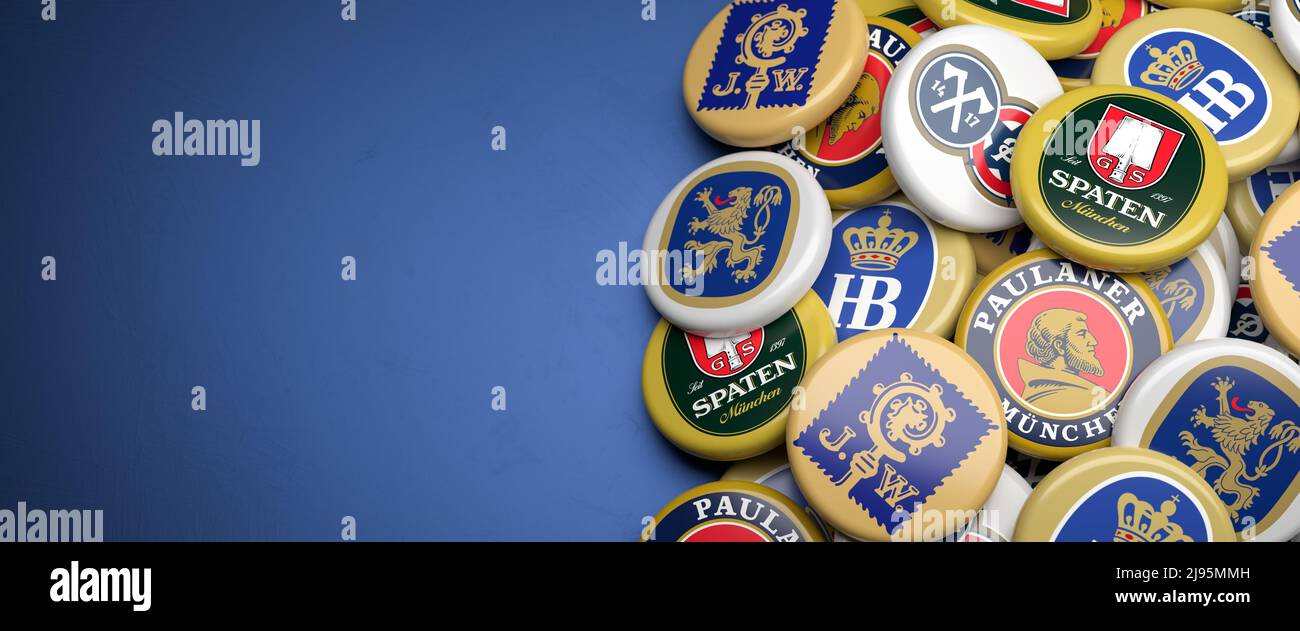 Logotipos de las cervecerías de Múnich permitidos en la Oktoberfest:  Augustiner, Löwenbräu, Hacker-Pschorr, Spaten, Paulaner y Hofbräu en un  montón sobre una mesa. Co Fotografía de stock - Alamy