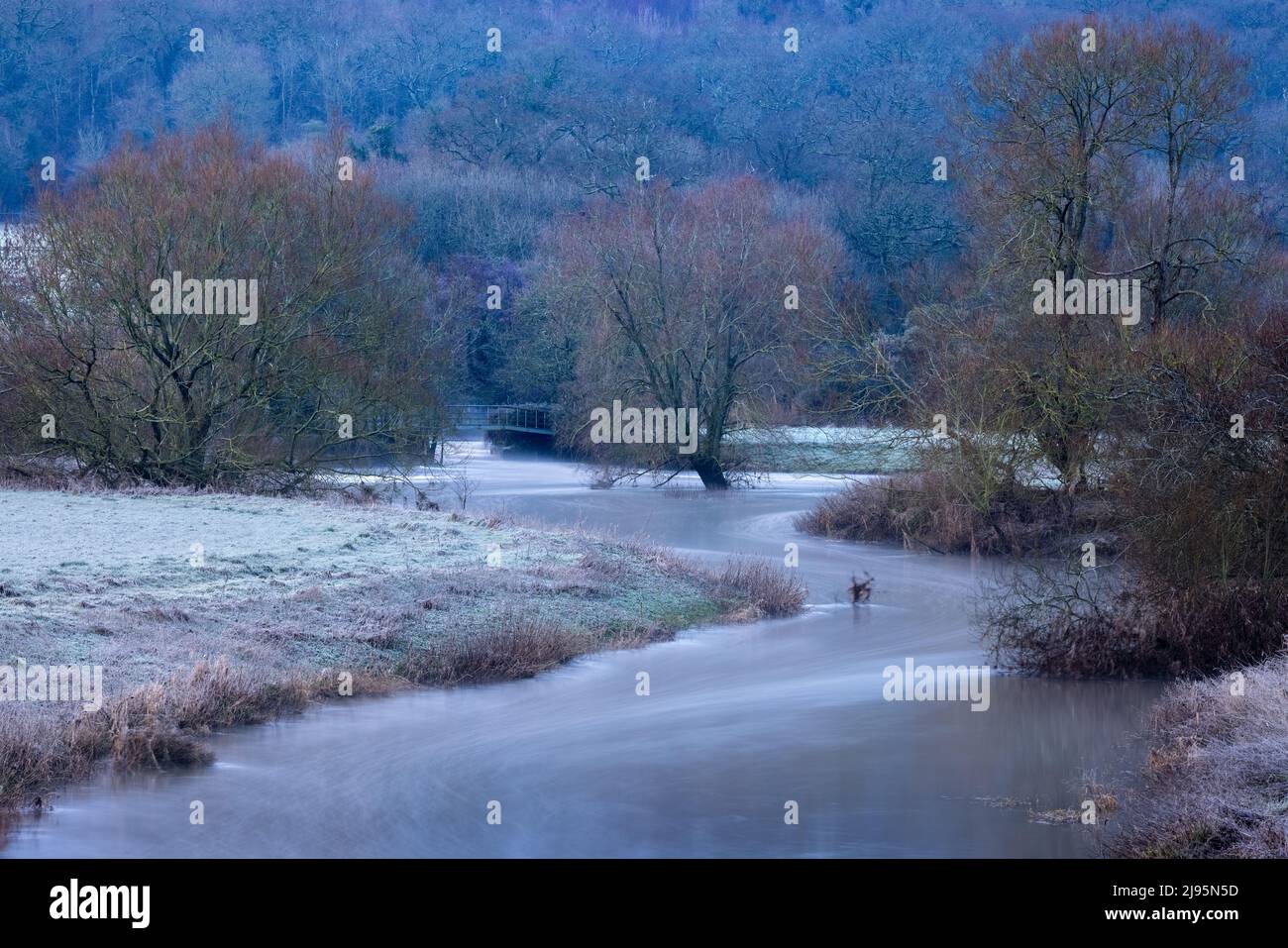 Una mañana helada a orillas del río Stour en Fiddleford, Dorset, Inglaterra, Reino Unido Foto de stock