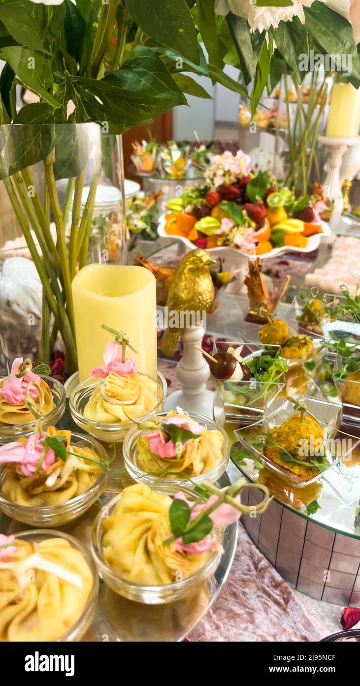 decoración de la mesa festiva. varios platos y aperitivos decorados con  flores Fotografía de stock - Alamy