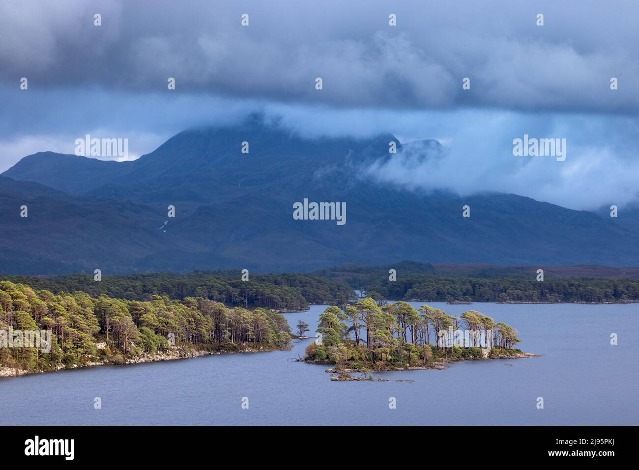 Eilean dubh na Sroine, Loch Maree, con Slioch en la nube, Wester Ross Foto de stock
