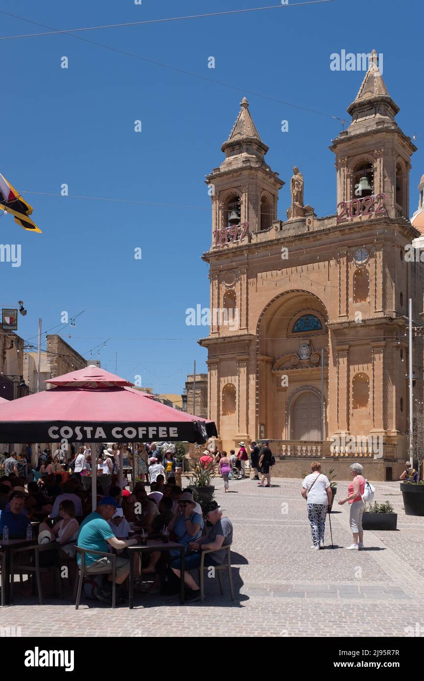Iglesia de Nuestra Señora de Pompeya y Costa Café café, Marsaxlokk, Malta Foto de stock