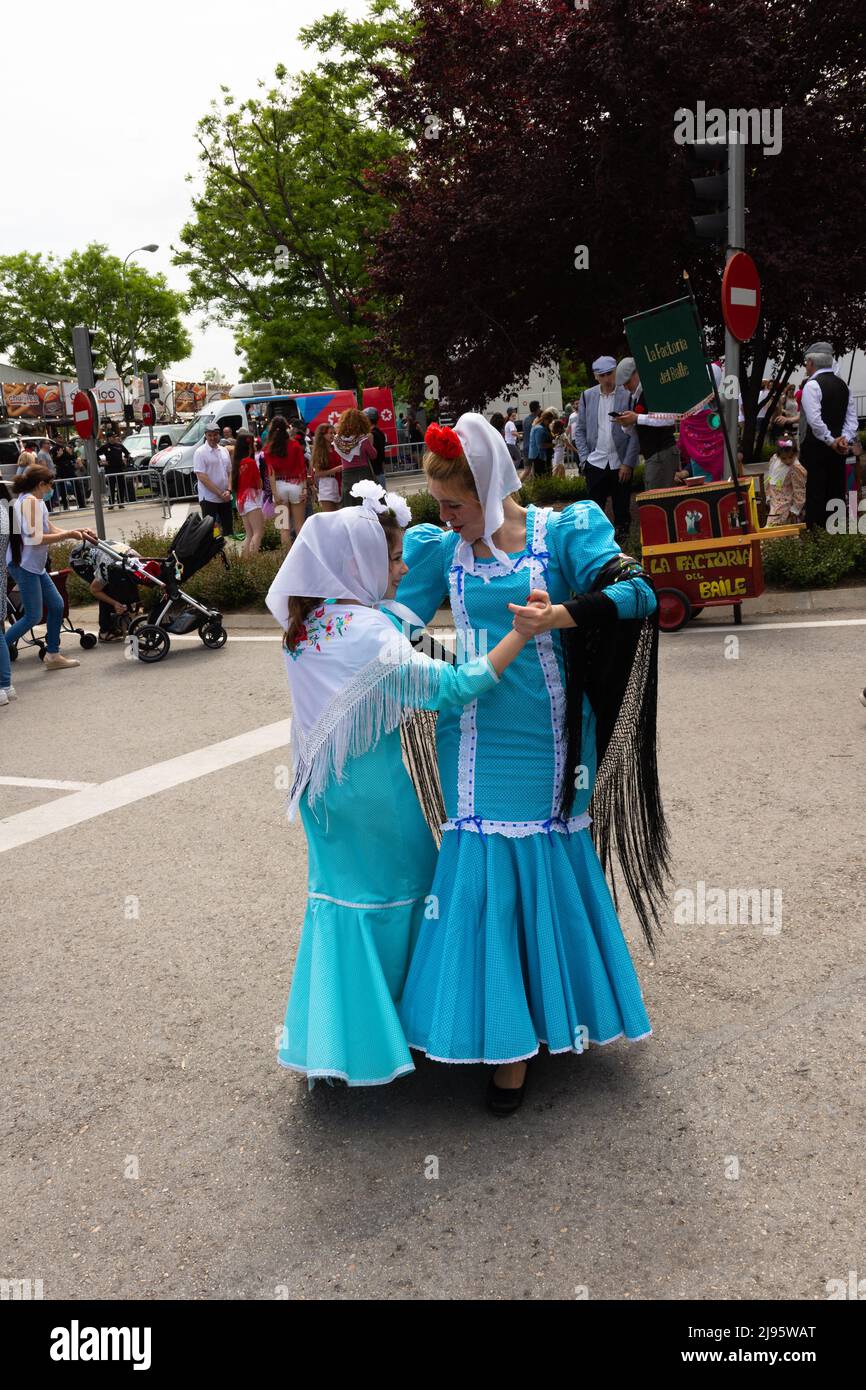 Madrid, España; 15th de mayo de 2022: Madre e hija vestidas con traje  tradicional madrileño 'chulapo' bailando un baile regional 'el chotis'  delante de o Fotografía de stock - Alamy