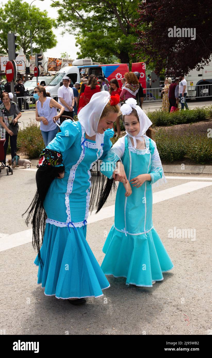 Madrid, España; 15th de mayo de 2022: Madre e hija vestidas con traje  tradicional madrileño 'chulapo' bailando un baile regional 'el chotis'  delante de o Fotografía de stock - Alamy