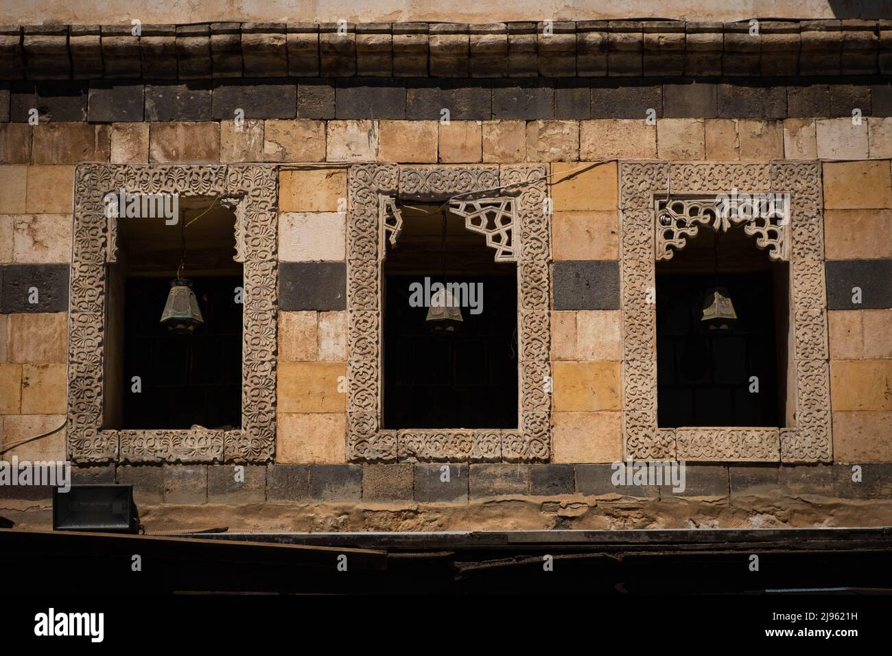 Tres ventanas antiguas, arquitectura histórica oriental, (Palacio Al Azem de Damasco) Foto de stock