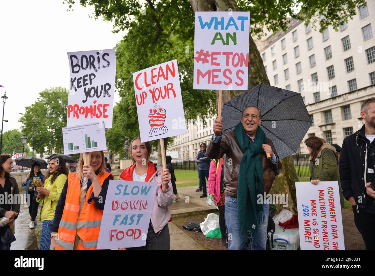 El chef de televisión JAMIE OLIVER protestó frente a Downing Street, en contra de que el gobierno abandonara una ley de obesidad casi implementada, que detalla la prohibición de promociones de ofertas para alimentos no saludables y basura, así como la limitación de sus anuncios de televisión. El nombre de la protesta, 'Eton Mess', hace referencia a un postre que se cree que se originó en el lugar de educación de Boris Johnson, Eton College. Foto de stock