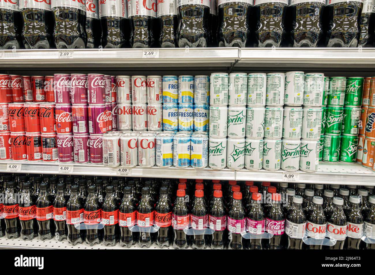 Miami Beach Florida, Publix tienda de comestibles supermercado mostrar venta estantes dentro de estanterías, productos Coca Cola refrescos refrescos latas de refrescos botellas, Foto de stock